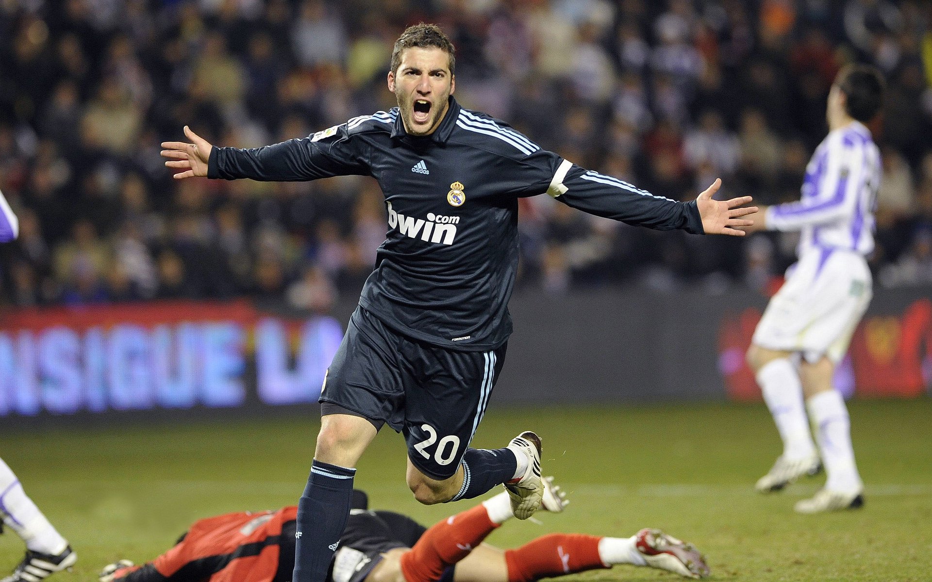 费德勒回归赛场，挺进下一轮首场状态亮眼，湖人观众沸腾！